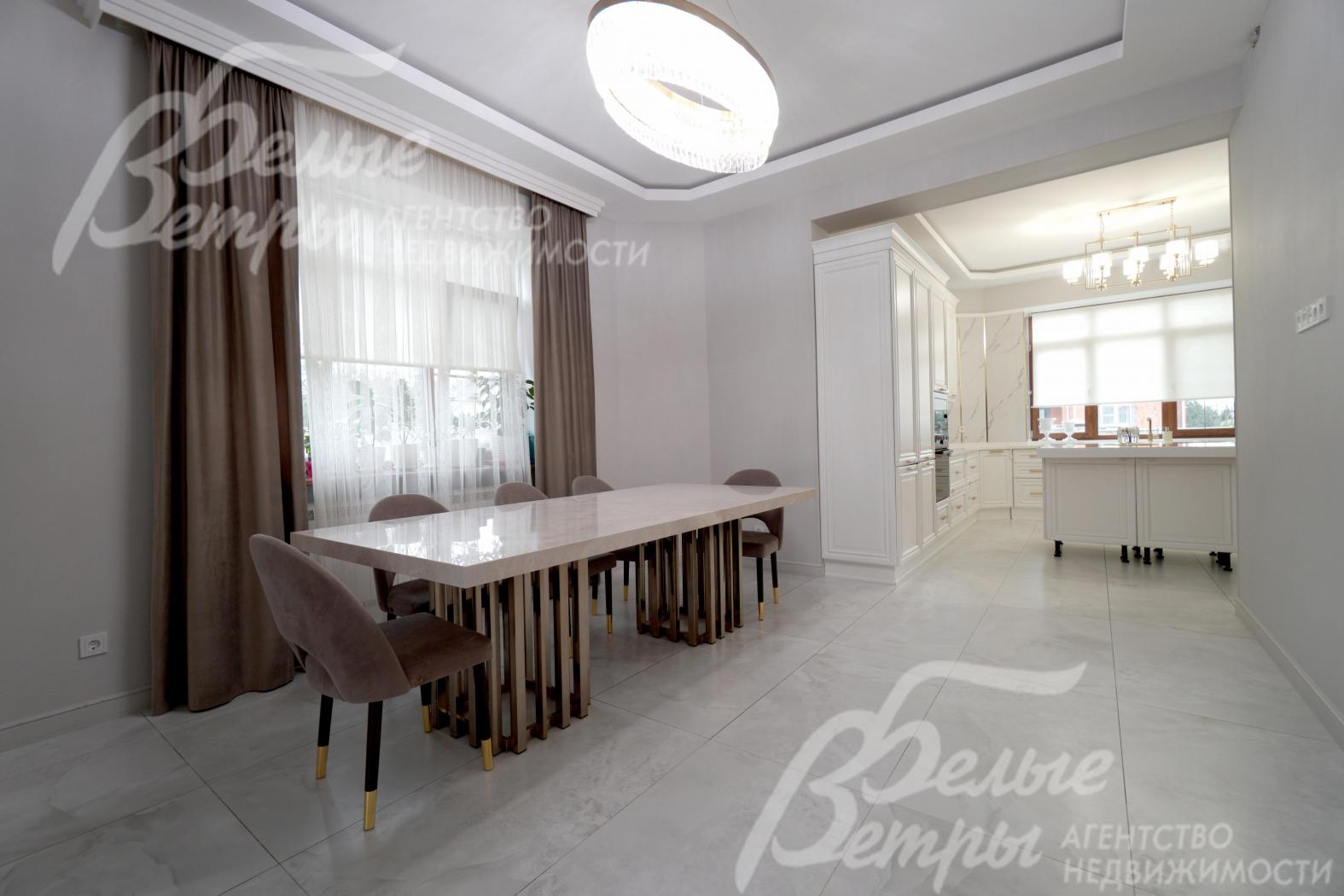 В столовой – обеденная группа на 8 персон, стол из слэба мрамора