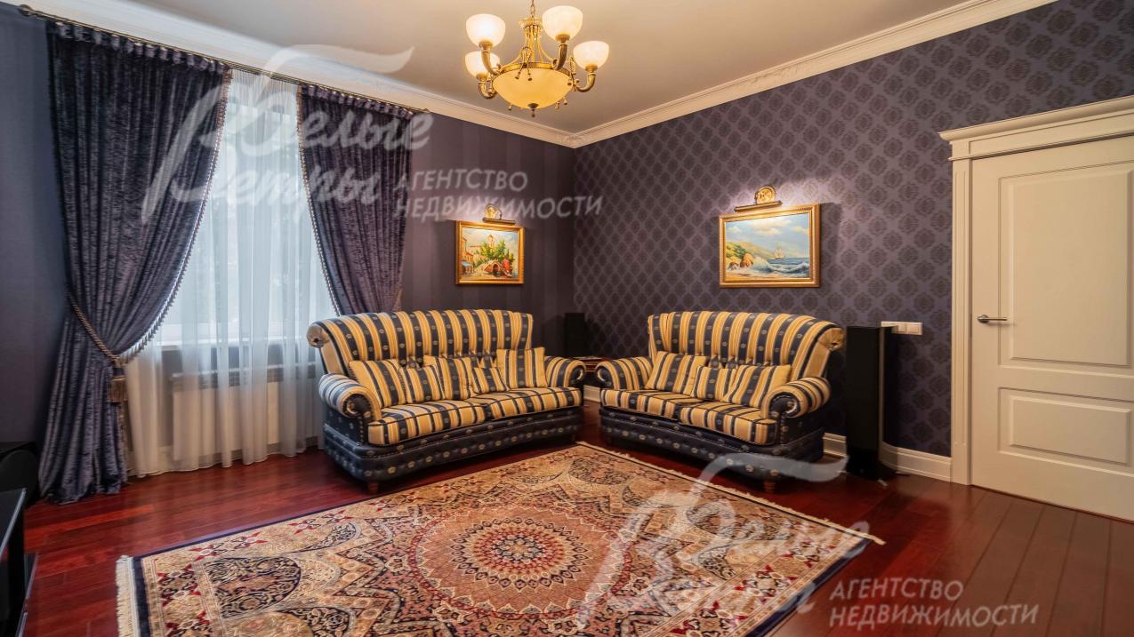 Гостиная 25 кв.м. На полу паркет Мербау (красное дерево)