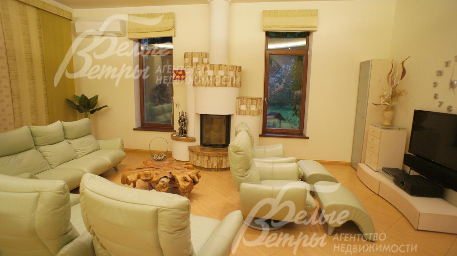 Камин отделан  элементами из дерева и мрамора