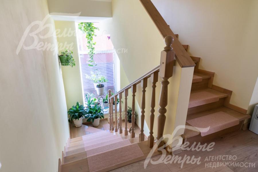 Лестница на металлическом каркасе, отделанная массивом сосны