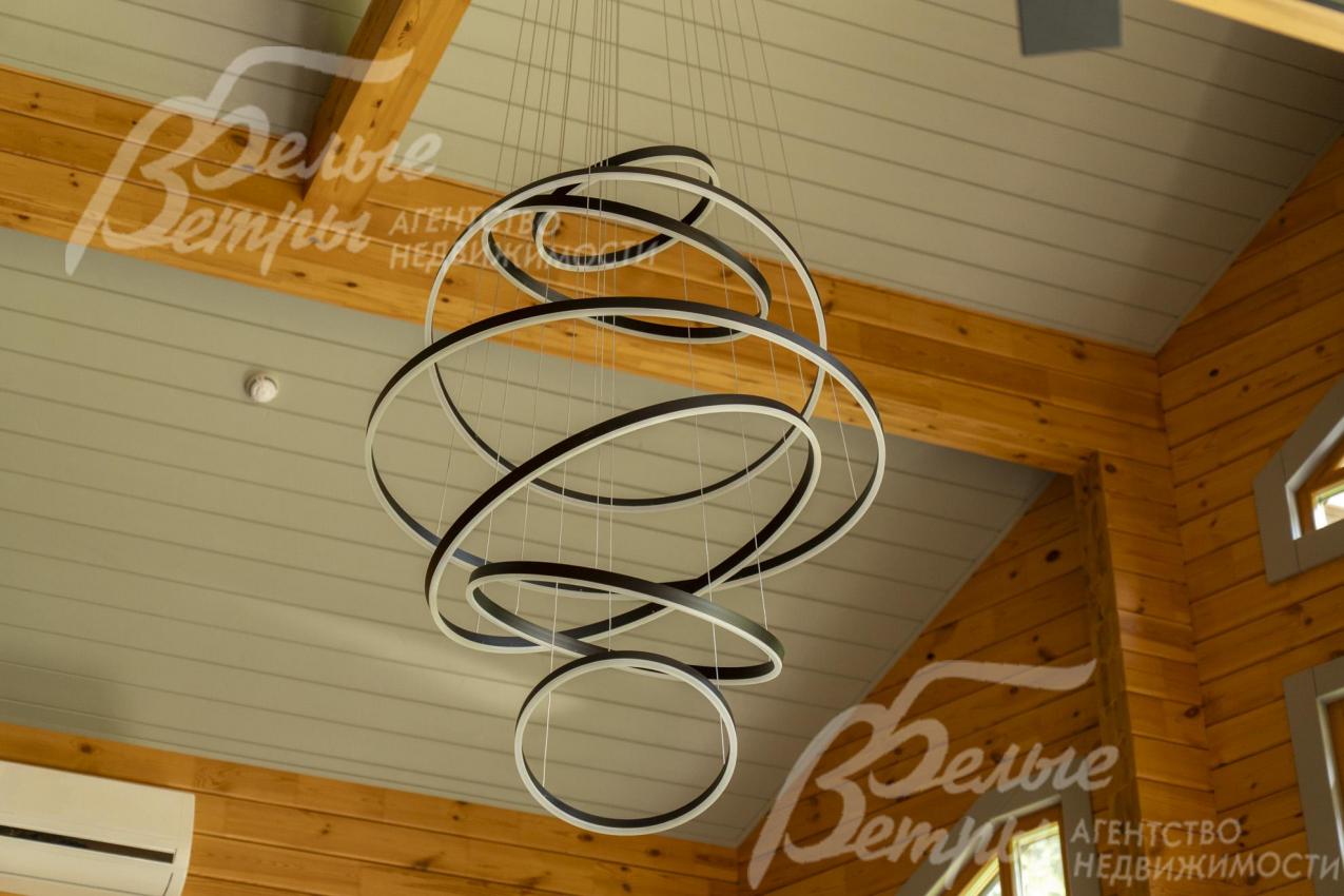 В доме - дизайнерские светильники