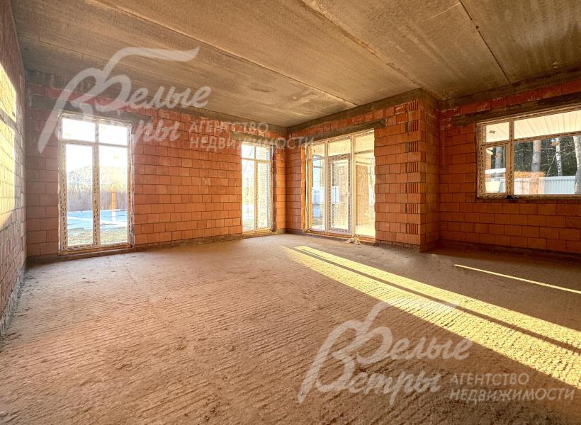 Благодаря большой площади остекления и окнам от пола в помещениях много естественного света