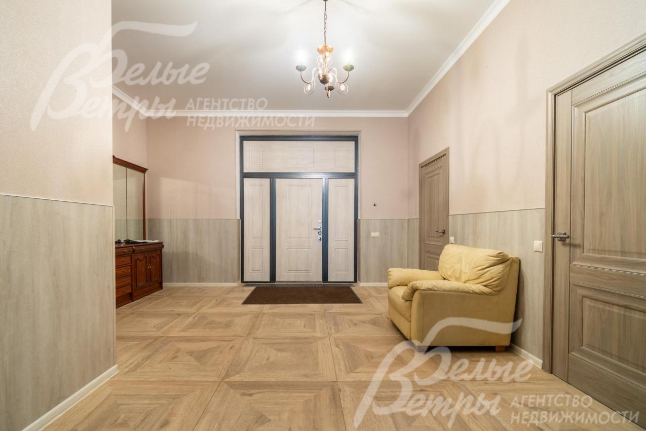 Прихожая частично меблирована, установлена входная дверь Legrand