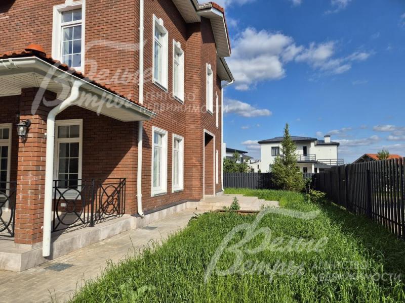 Участок огорожен глухим забором из профлиста высотой 1.8 м