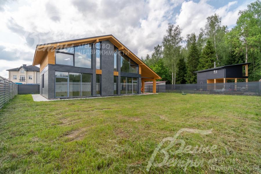 Участок выровнен и засеян газоном.