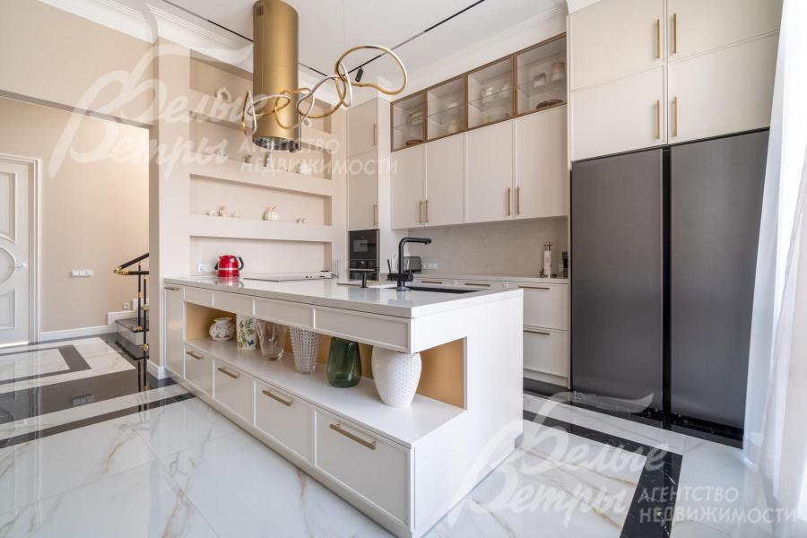 Гарнитур - в классическом стиле с золотистыми ручками, дополнен столешницей и фартуком из кварцевого агломерата