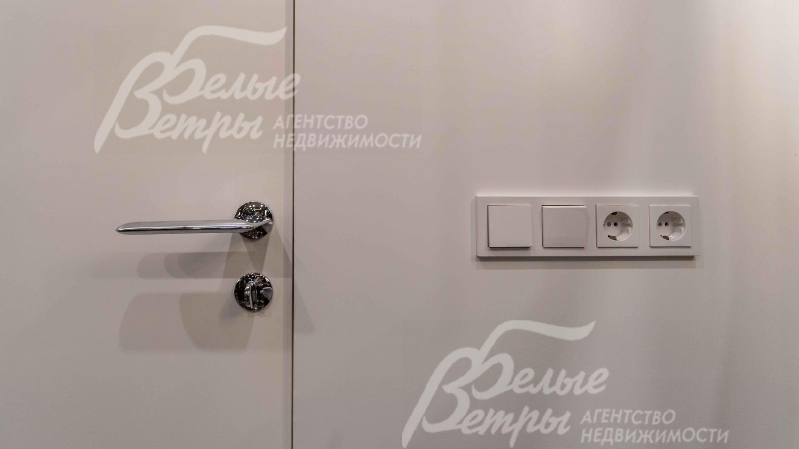 Розетки, выключатели в доме немецкой фирмы "Gira", фурнитура дверей Olivari (Италия)