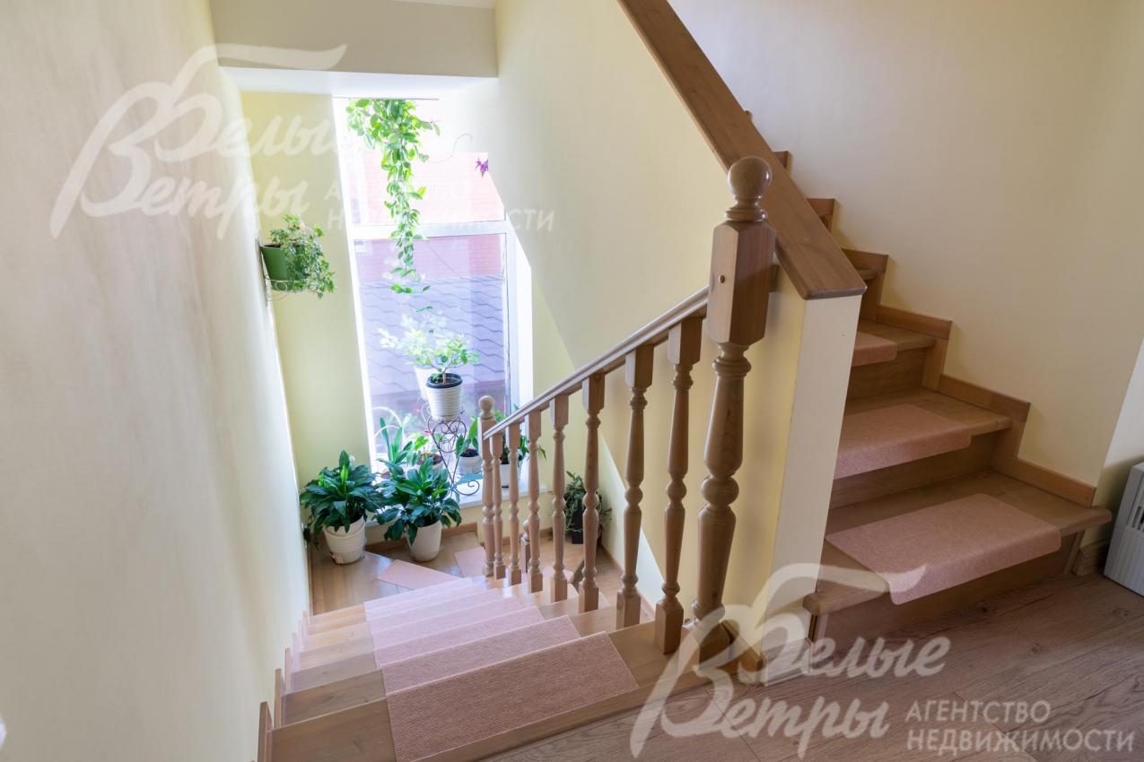 Лестница на металлическом каркасе, отделанная массивом сосны