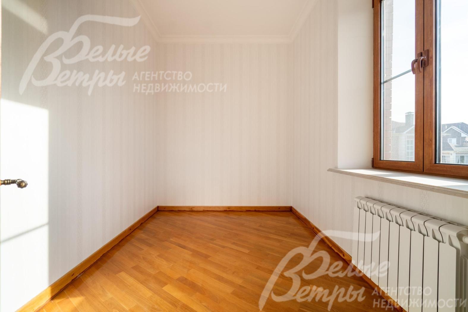 Комнаты светлые, с приятным контрастом деревянного паркета и обоев 