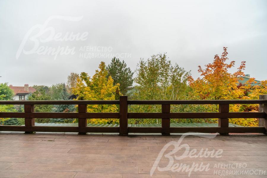 С лоджии открывается панорамный вид на земельный участок и коттеджный посёлок