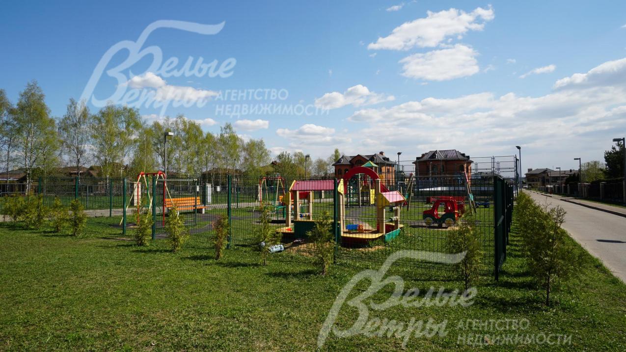 Детская площадка в коттеджном поселке Крекшино