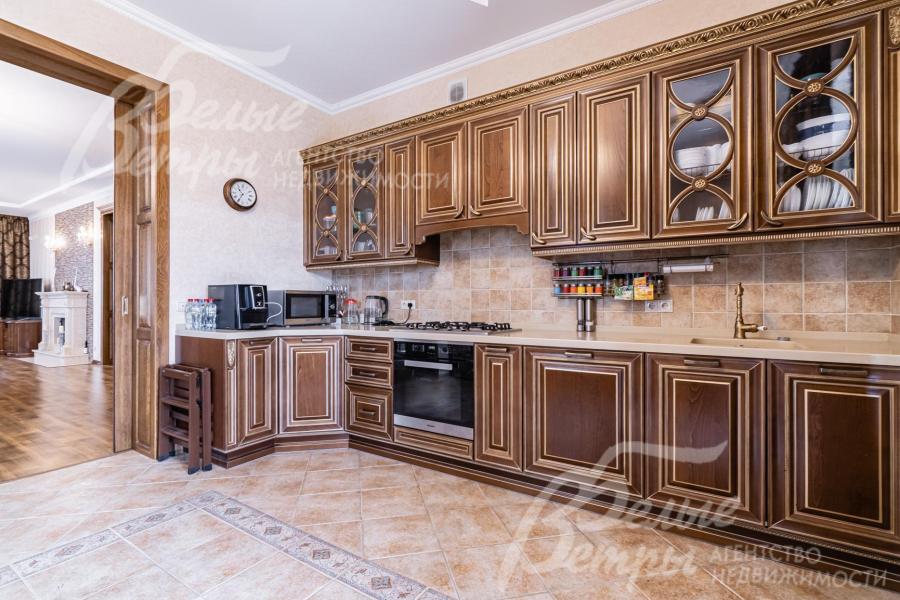 Фасады сделаны из массива ореха с резным золоченым орнаментом