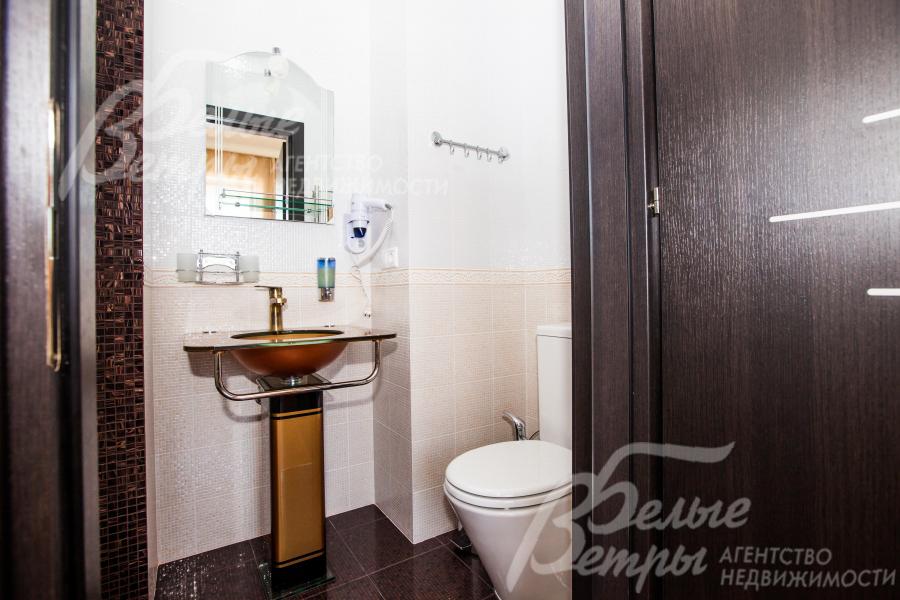 В санузлах на полу плитка с водяным подогревом