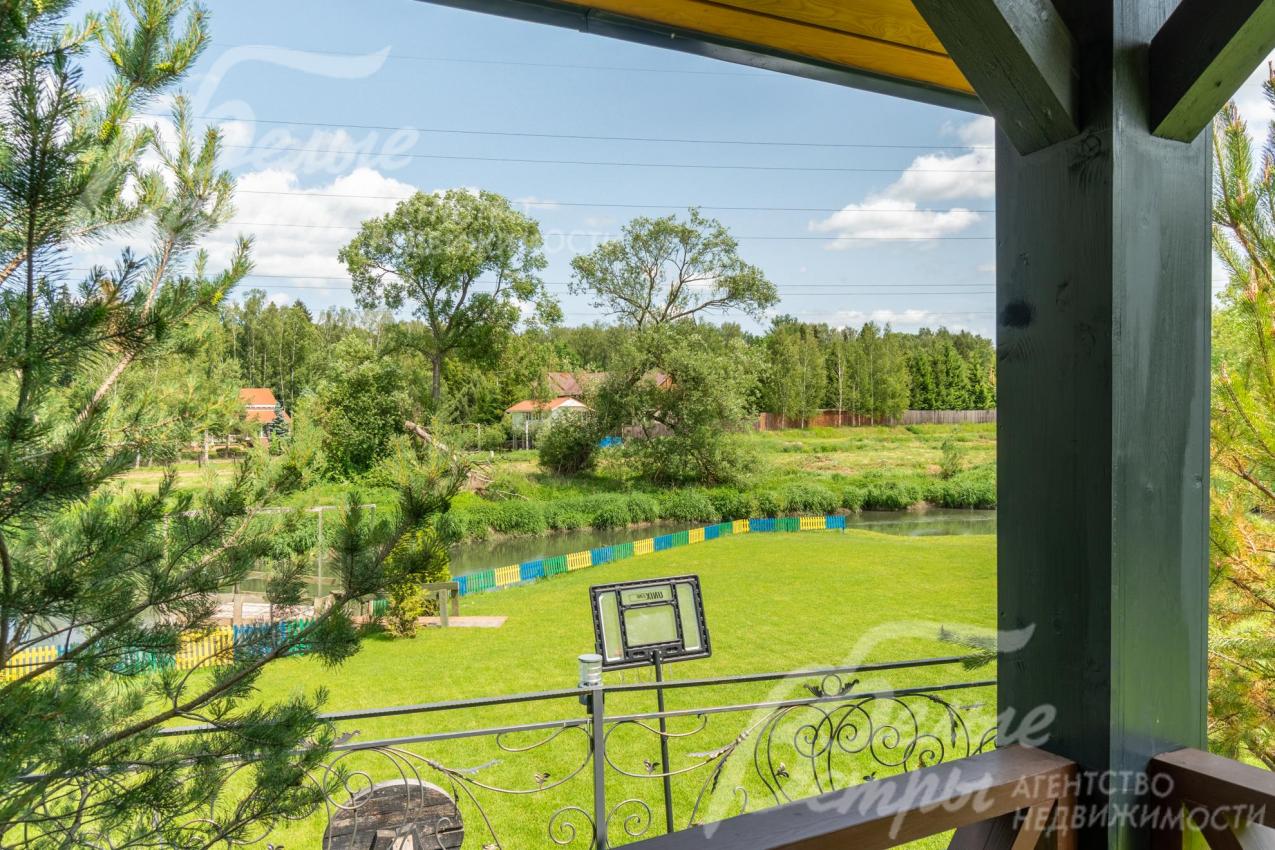 С беседки открывается живописный вид берег реки и на площадку для отдыха