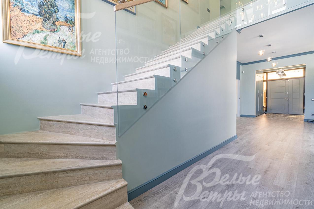 Лестница монолитная широкая, ступени отделаны керамогранитом (Испания), поручни из дуба и ограждение из двойного закаленного стекла