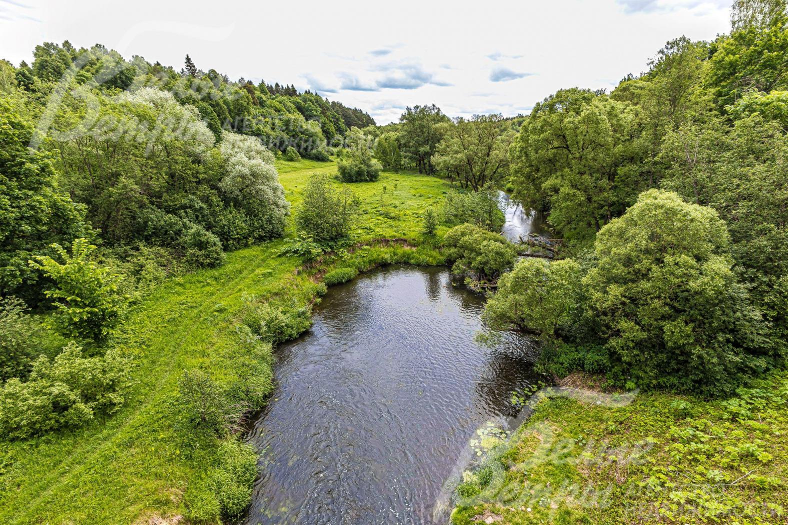 Живописные места, рядом протекает река Пахра.