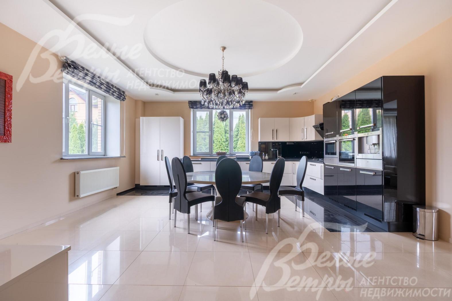 Есть вся необходимая техника: 2 холодильника Liуbhher, морозильная камера, электрическая плита NEFF, вытяжка KUPERSBERG, посудомоечная машина BOSH, СВЧ-печь, кофемашина NEFF