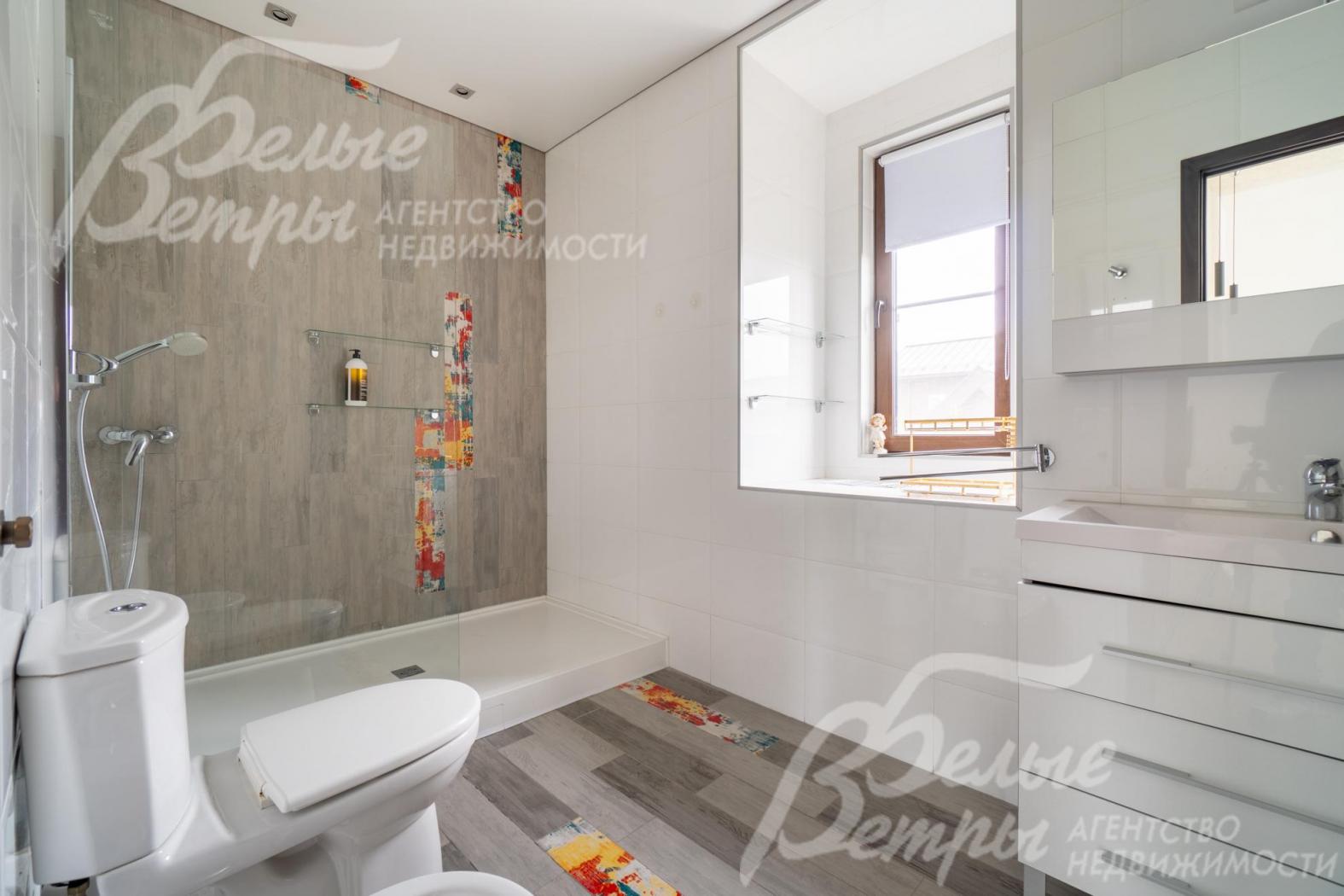 Санузел мастер-спальни с просторной душевой