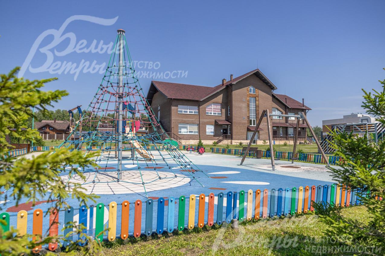 Детская площадка на территории коттеджного посёлка