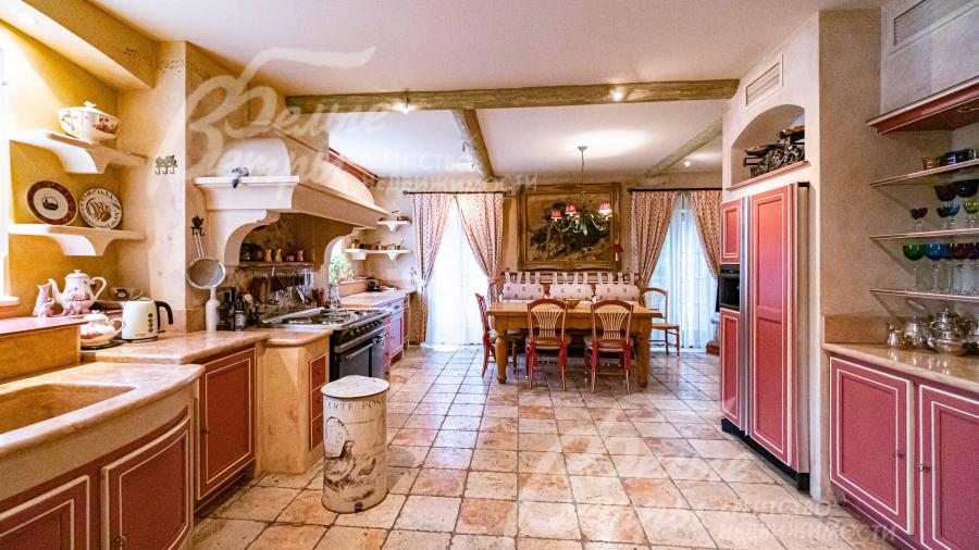 Кухня 36 кв.м с зоной столовой и французкими балконами