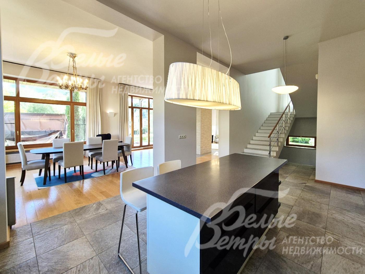 Остров с барной стойкой в кухне.