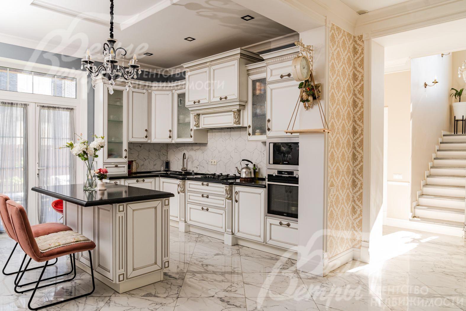 Кухня с островом, есть выход на террасу и участок