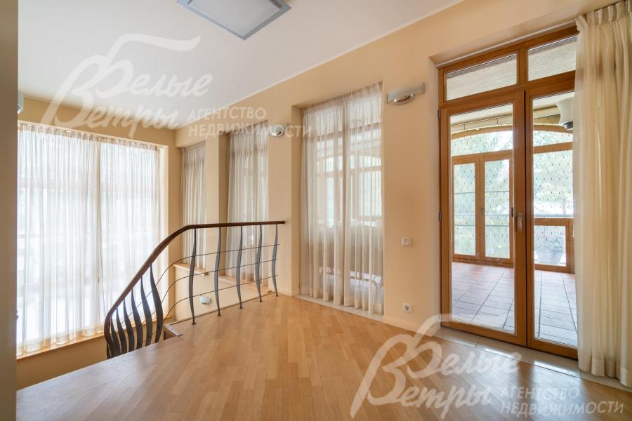 Холл второго этажа: справа - выход на утеплённую террасу с зимним садом