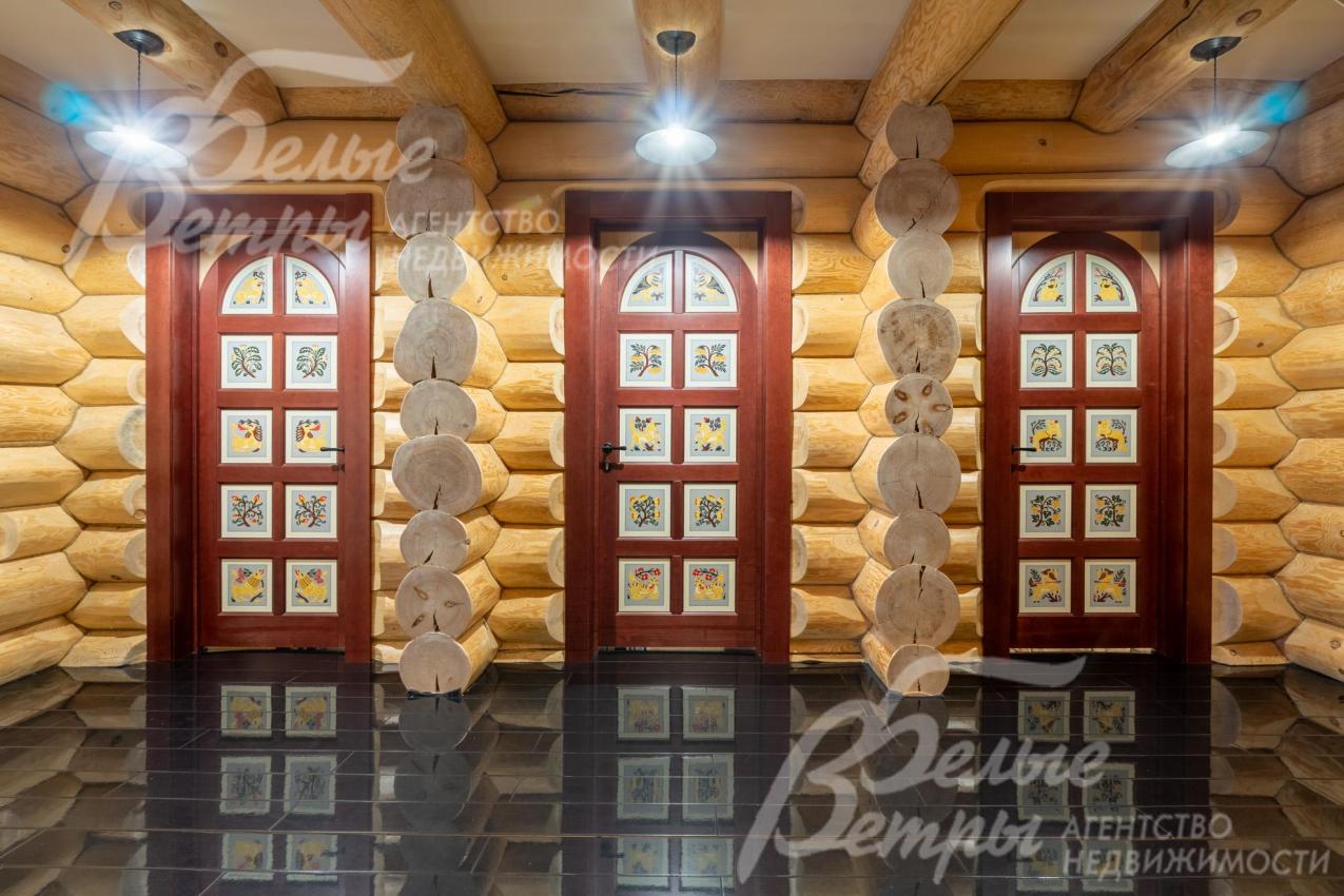 Межкомнатные двери из массива трех сортов дерева (орех, бук и дуб мореный) украшены авторской художественной росписью