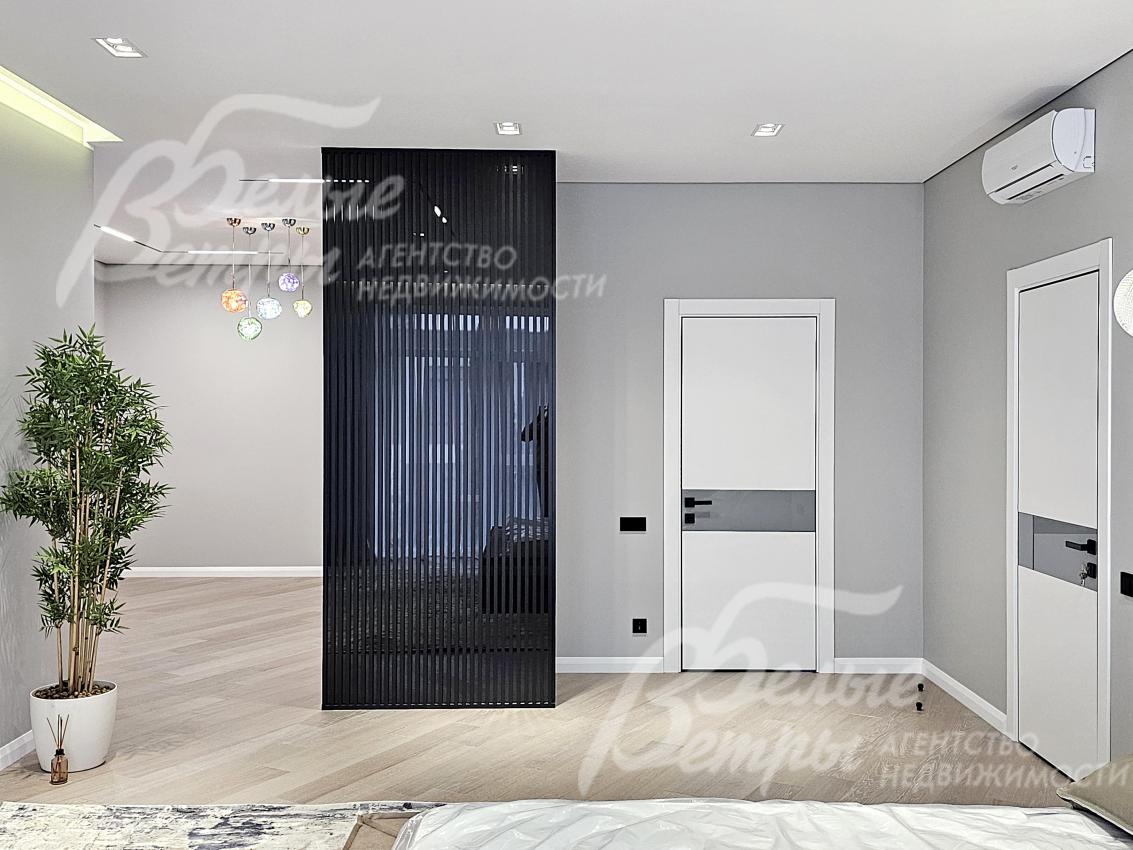 Установлены межкомнатные эмалированные двери высотой 2,4 с дизайнерской стеклянной вставкой в стилистическом единстве с интерьером и чёрным алюминиевым профилем Profildoors
