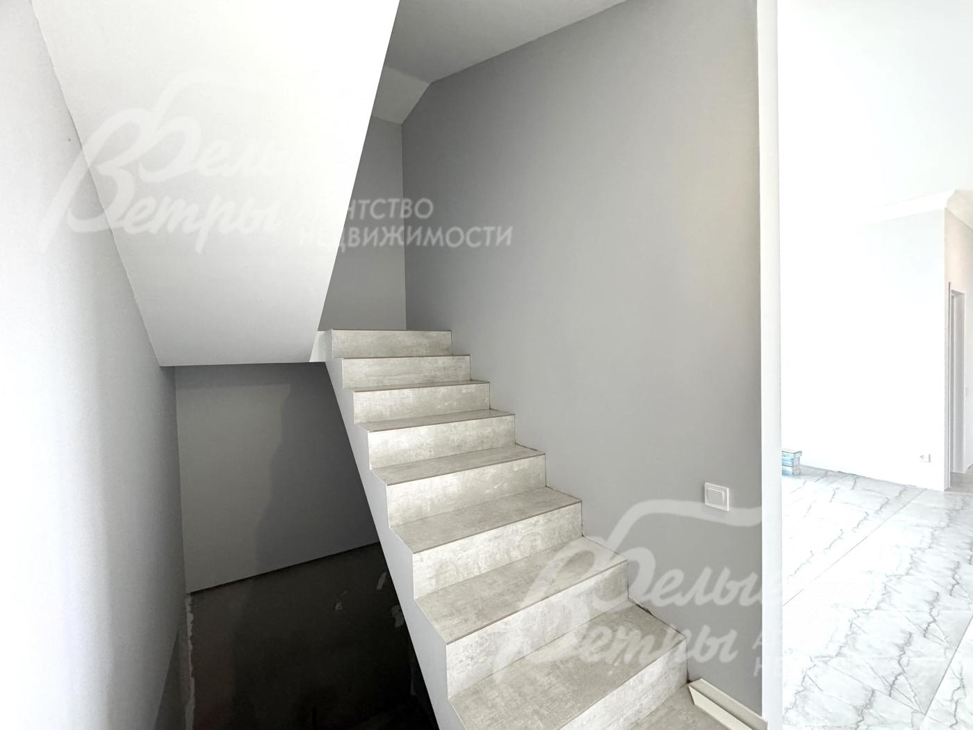 На второй этаж ведёт железобетонная лестница, ступени которой отделаны плиткой