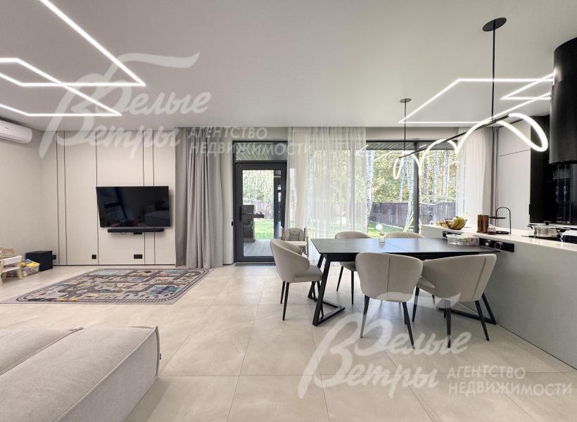 В зоне гостиной установлен большой диван и телевизор