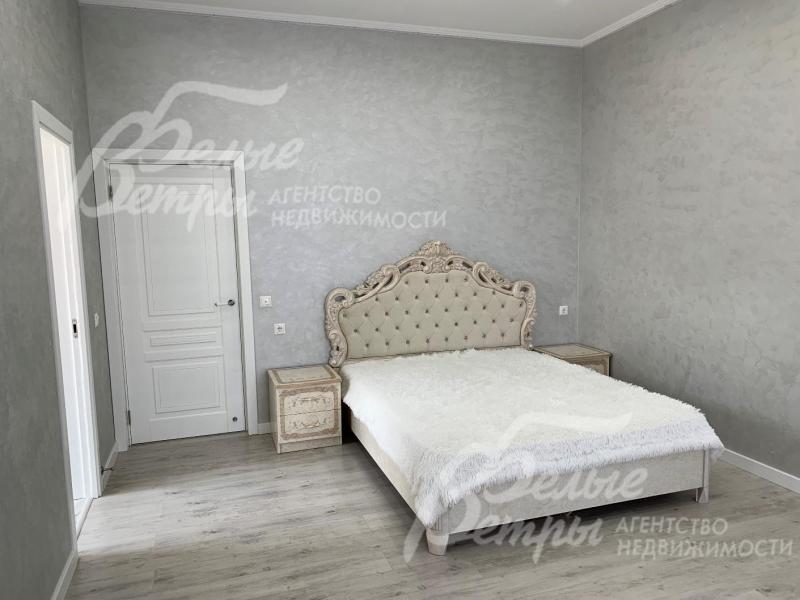 В доме 8 спален со своими гардеробными и санузлами.