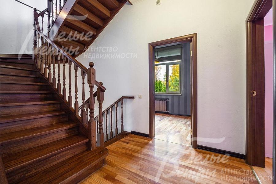 Лестничный холл 1го этажа