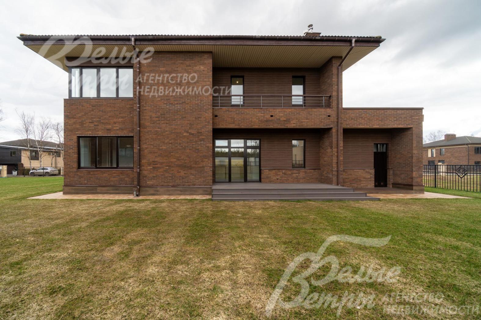 Вид на дом со стороны участка