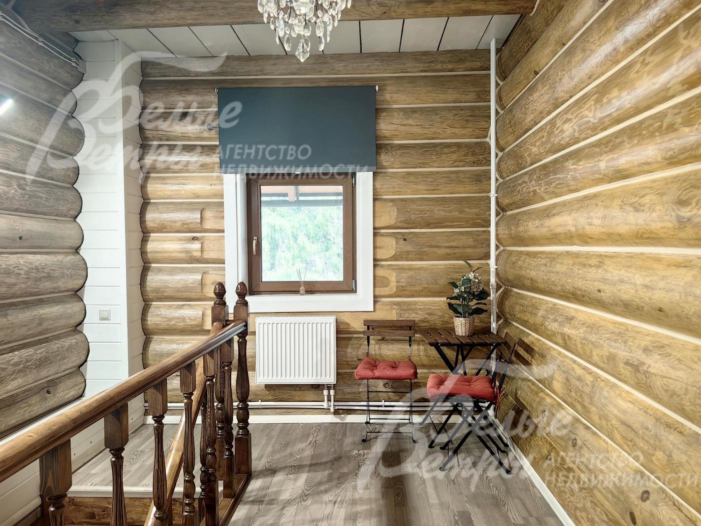 Лестница шириной 90 см из массива сосны с деревянными перилами.