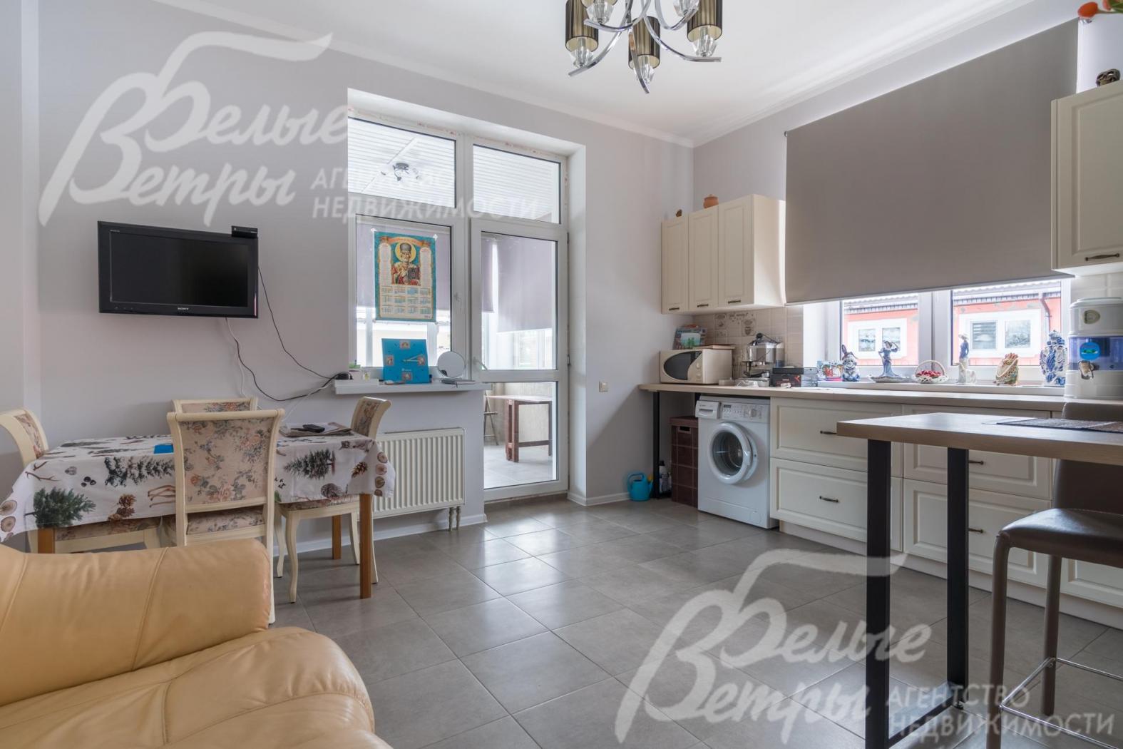 Кухня-столовая со всей необходимой мебелью и техникой