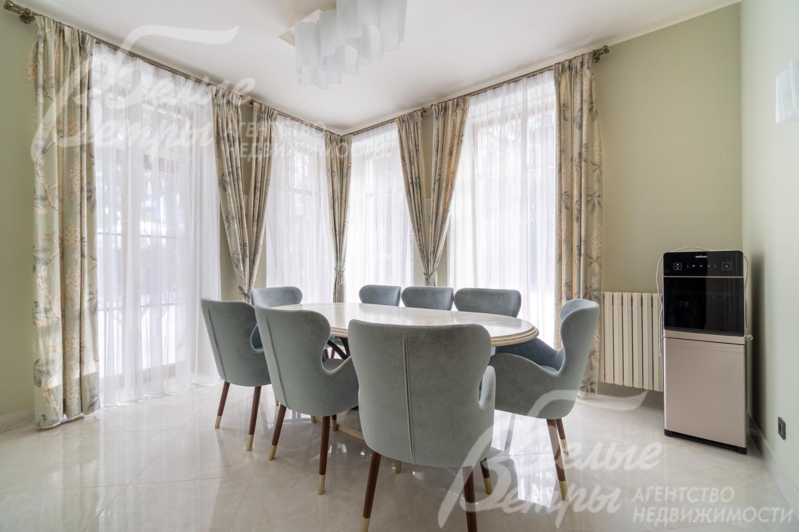 Уютная столовая с панорамным остеклением находится в отдельном помещении, в ней установлен кварцевый стол, рассчитанный на 8 персон