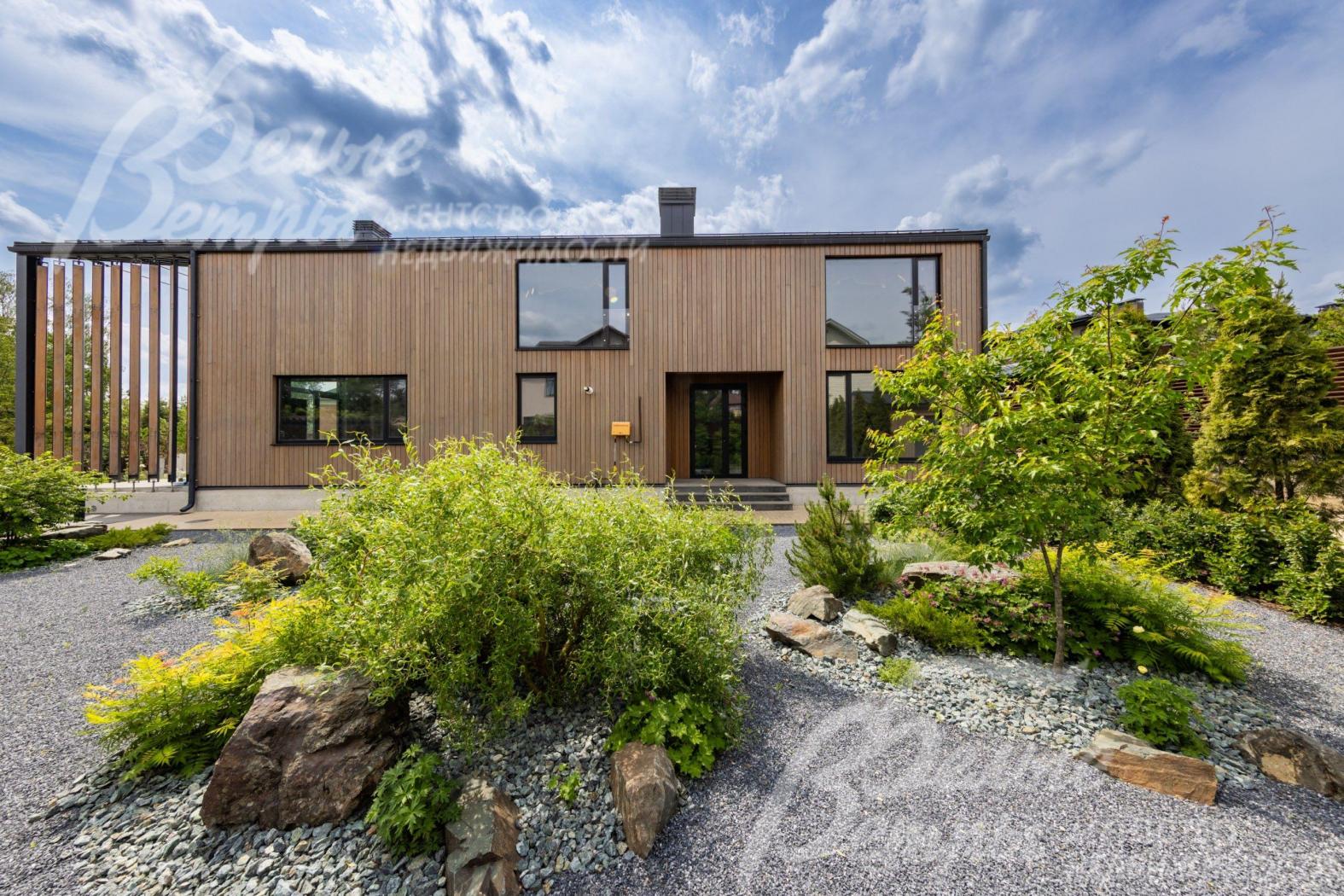 Дом выстроен по канадской технологии в скандинавском стиле.