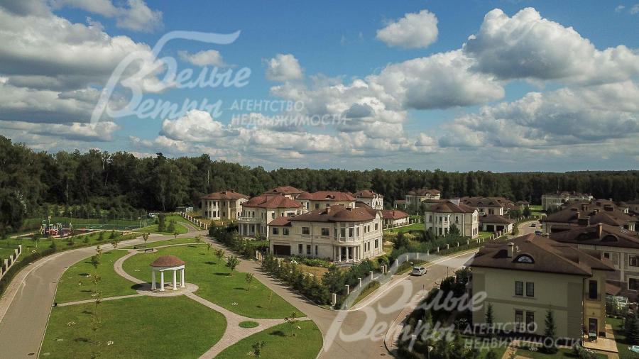 Все дома построены в едином стиле дворянских усадеб в поселке Идиллия