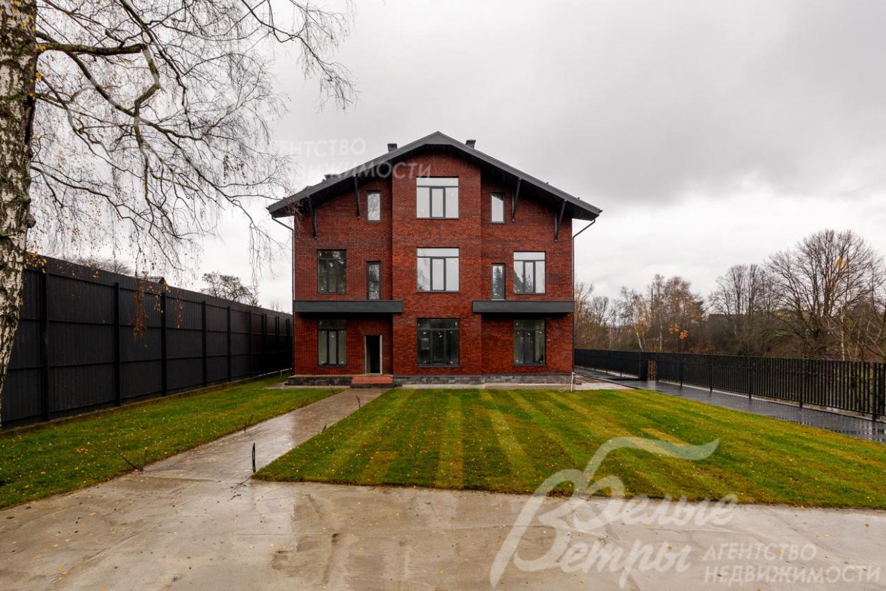 На участке высажен газон, сохранено несколько берёз у забора, садовые дорожки забетонированы