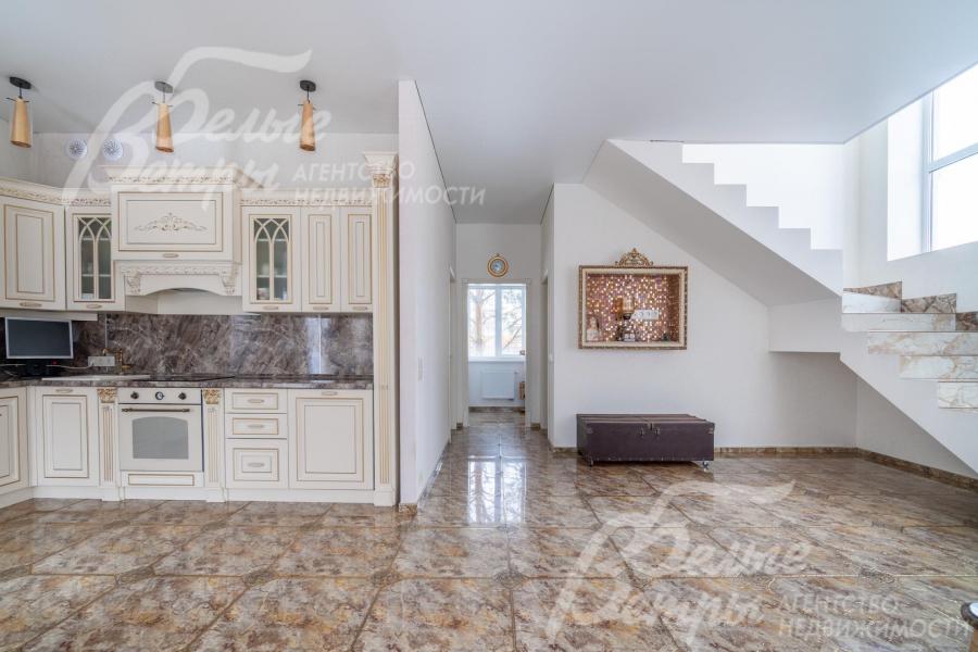 Стены оформлены флизелиновыми обоями EURO DÉCOR, потолки - натяжные