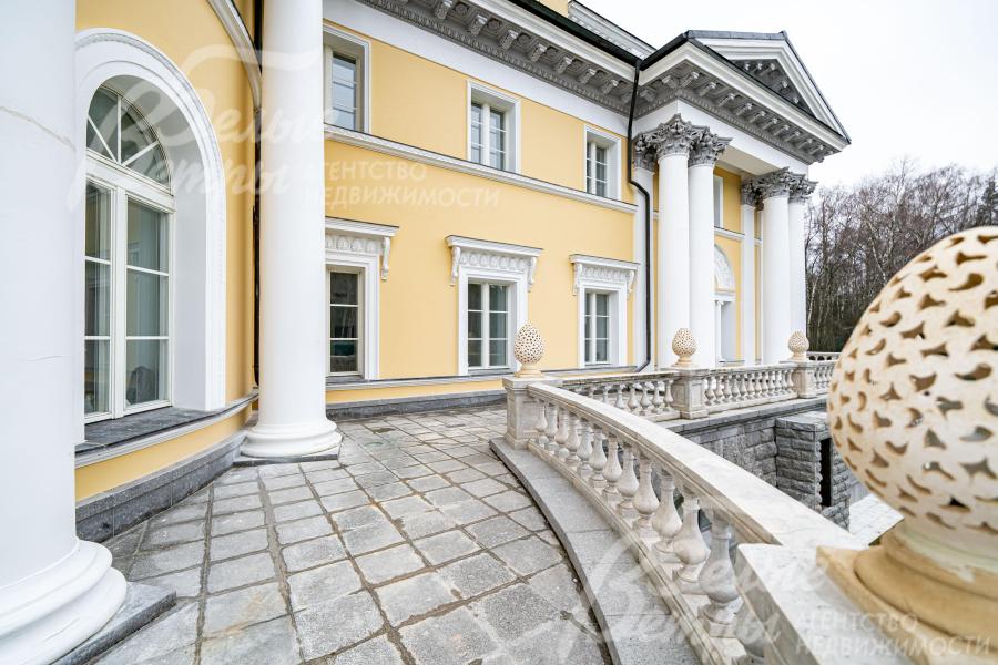 Панорамные террасы по периметру усадьбы