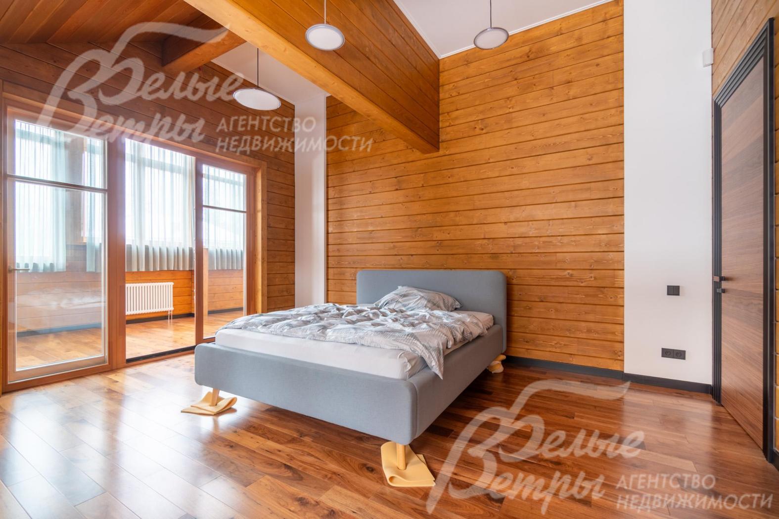 На втором этаже дома - 4 просторных спальни. В одной из спален - выход на тёплую веранду