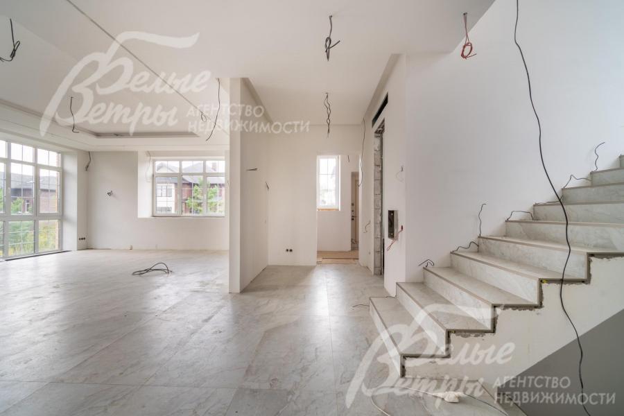 Холл на первом этаже: на полу - керамогранит, потолки из гипсокартона