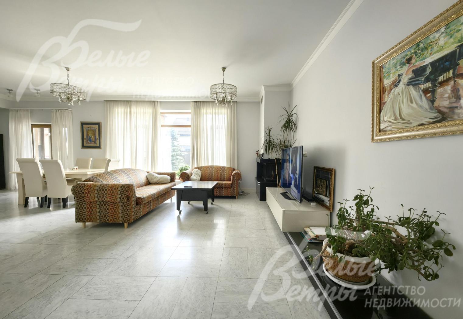 Обеденный стол раскладывается на 20 персон