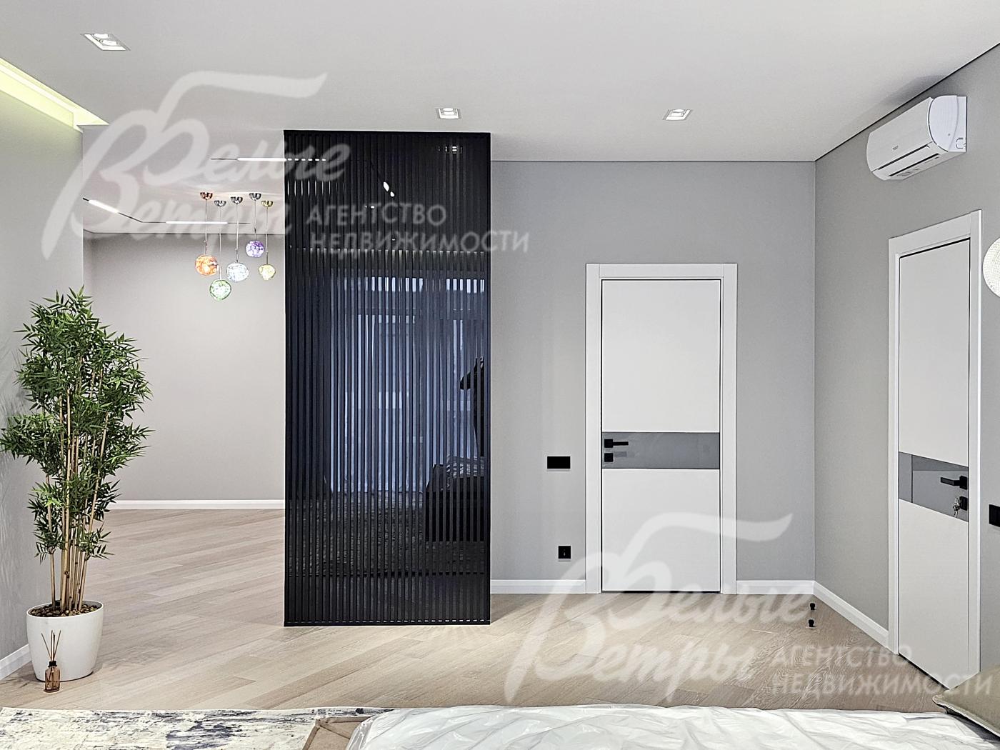 Установлены межкомнатные эмалированные двери высотой 2,4 с дизайнерской стеклянной вставкой в стилистическом единстве с интерьером и чёрным алюминиевым профилем Profildoors