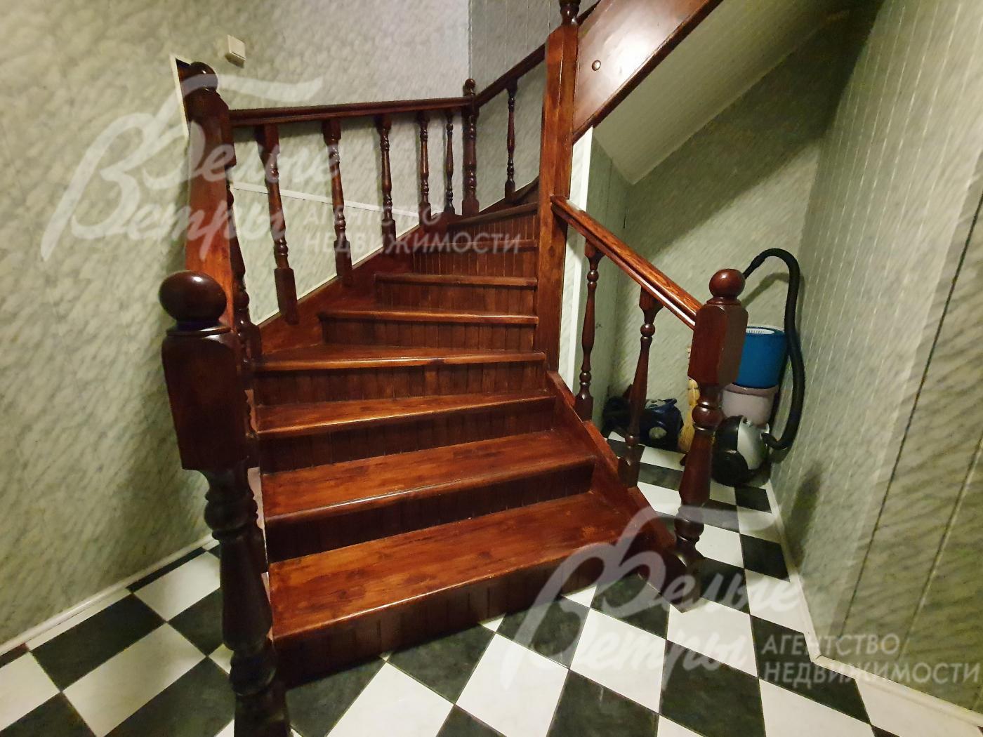 Лестничный марш из массива дуба