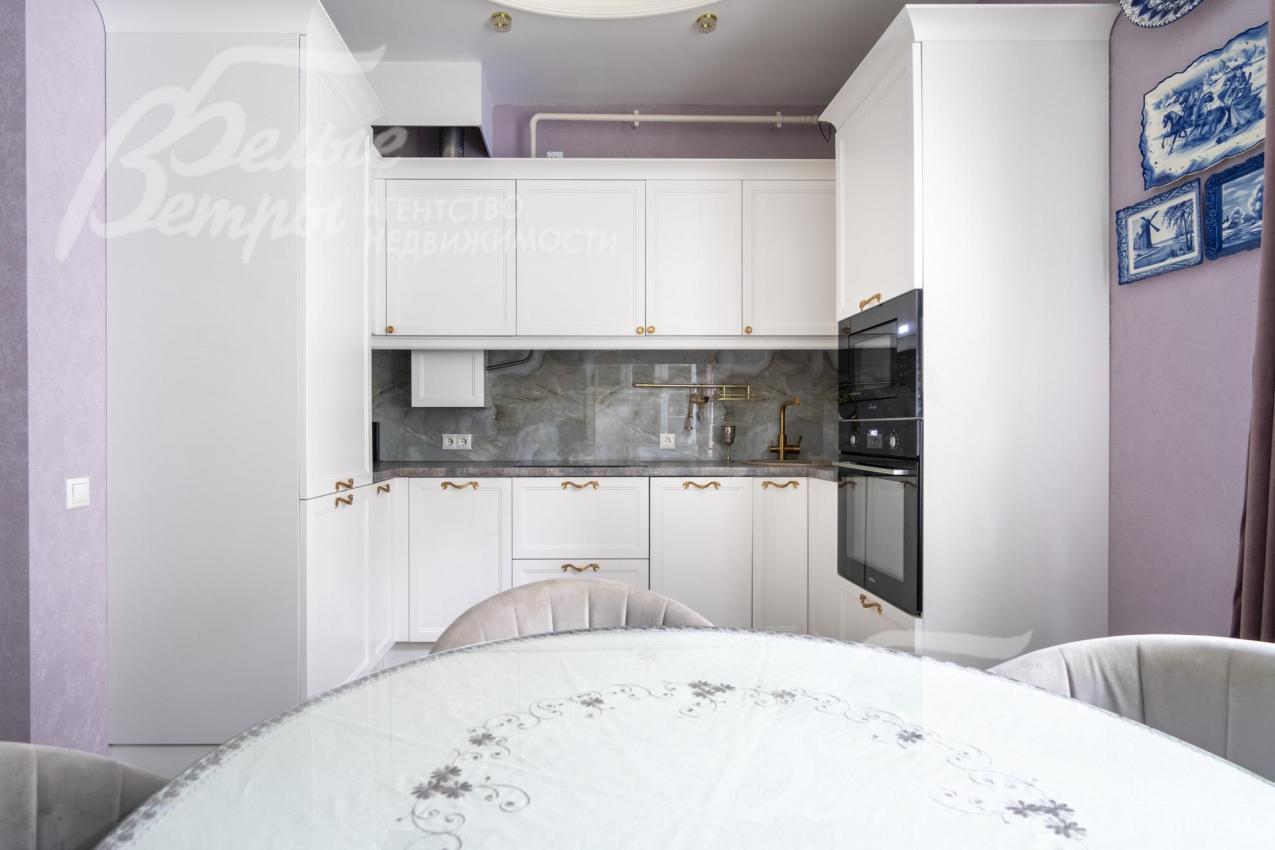 Кухонный гарнитур со встроенной техникой.