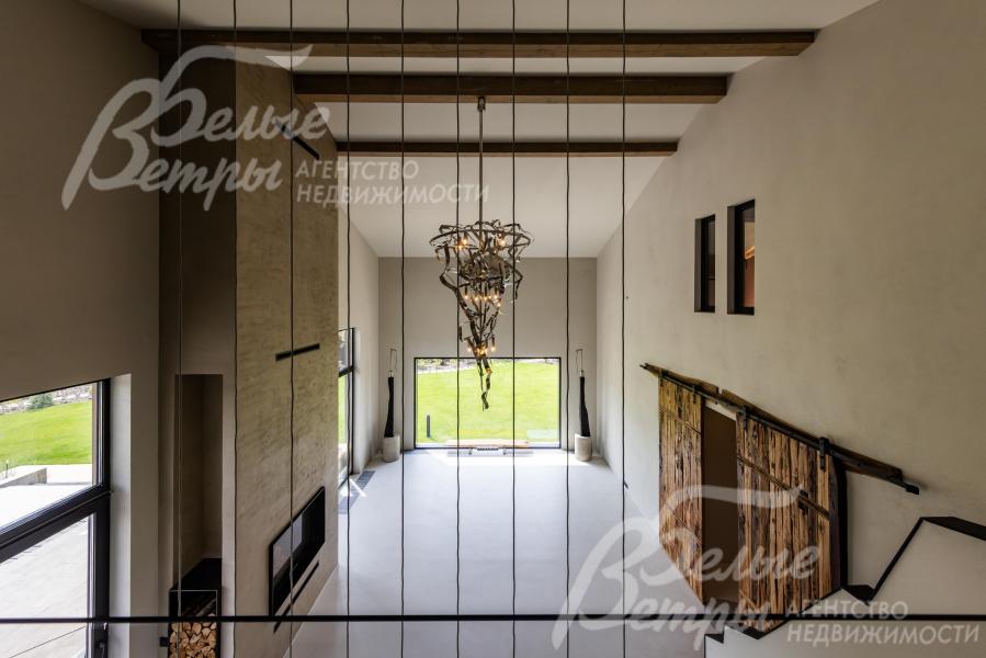 Дизайнерские люстры в гостиной.