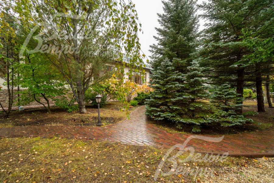 Дорожки уложены клинкерной брусчаткой и освещены (фонари включаются по датчику освещенности)